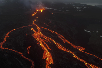 Cratère et coulées de lave en formation - 0mn 43s